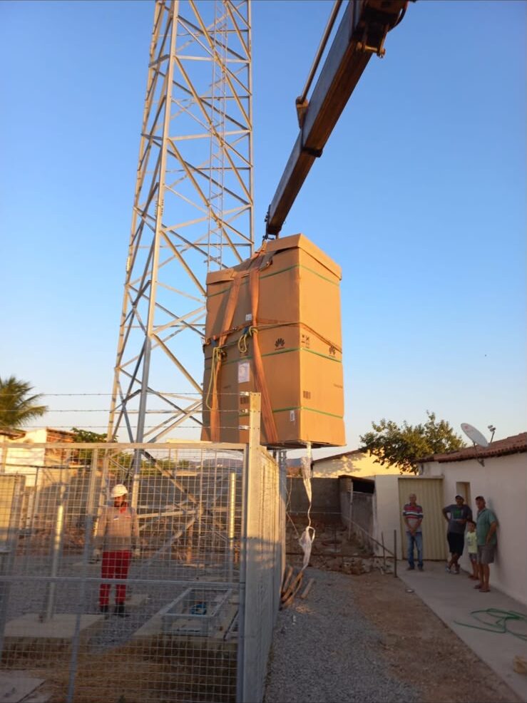 Içamento de equipamento em obra de torre de telecomunicações